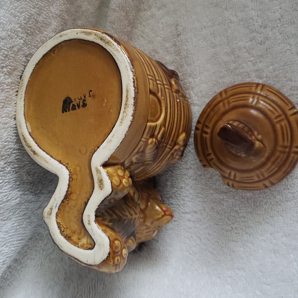 Vintage Ceramic Honey Pot Bear and Beehive Armbee San Francisco from the 1960's - Picture 4 of 5